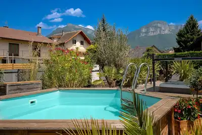 Image de Maison d'hôtes 'La Suite Des Sommets' avec piscine partagée, terrasse partagée et climatisation