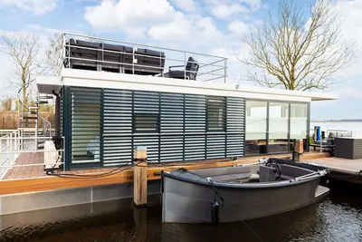 Image de Unique Houseboat on and Around the Sneekermeer