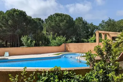 Image de Maison avec véranda sur parc avec piscine-Grillons