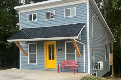 Calming 1-bedroom yellow door house close to lake with Wi-Fi, Ac