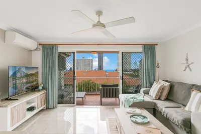 Image de By The C - Coolangatta Beachside - Min. 3 Night Stays!
