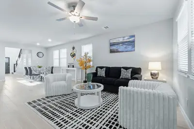 Image de Spacious New House!