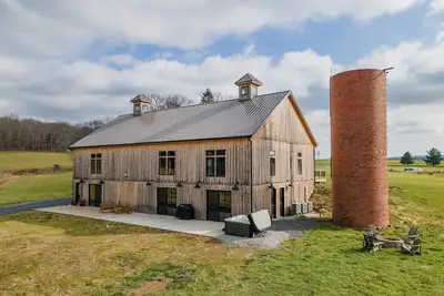 Image de Cozy Dog Friendly Barn Getaway w/ Fireplace & Views