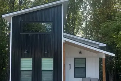 Captivating 2-bedroom, garage door house with WiFi, Ac in welcoming Somerset