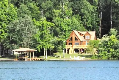 Image de Enchanting 5-Bed/5-Bath Lakefront Log Cabin with Private Cove, Beach & Hot Tub.