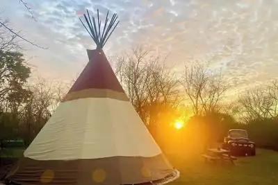 Image de Farm tipi with Sauna and secret solar garden
