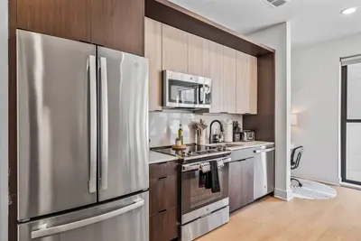 Lux - 1 Bed Suite With Free On-Site Parking, Pool, Gym, Exclusive Club Room