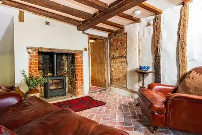 Image de Charming medieval cottage courtyard garden and wood burner in serene Kersey