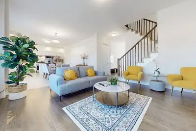 Image de Cozy Newly Built Orillia Lakeside 5 Bedroom House! 3 minutes walk to the lake!