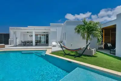 Image de Renovated 4br Villa with Private Pool & Gym near Palm Beach
