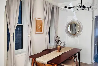 Image de Chic 2-bedroom apartment w/free parking, quiet Bucktown, Walker/Biker paradise