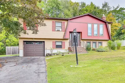 Image de Family Home Close to Warwick, 5 Mi to Lake!