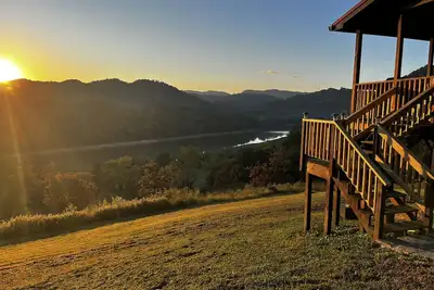 Image de Lovely dog-friendly cabin overlooking the river w/kids games, Wi-Fi