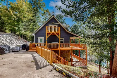 Image de Lakefront cabin with two-level dock, sun deck and internet