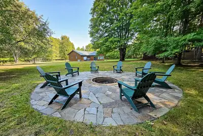 Image de Riverside wooded home with outdoor hot tub, fire pit, gas grill & Wifi