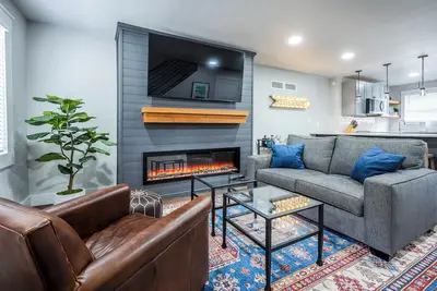 Image de Newly renovated retreat in the heart of Lawrenceville with parking and a yard!