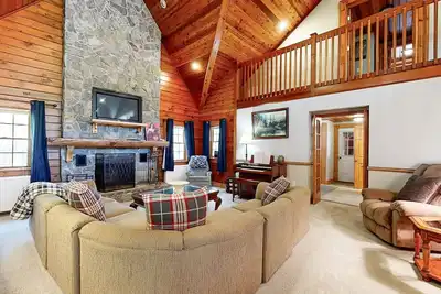 Image de Riverfront mountain view house w/ fireplace, firepit, decks, w/d, wifi, yard