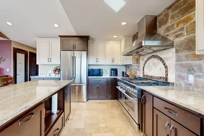 Image de Riverfront home with pool, hot tub & sauna - perfect location