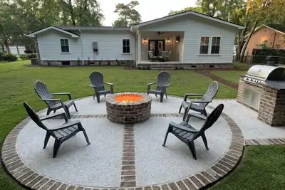 Image de Backyard Oasis with Fire Pit