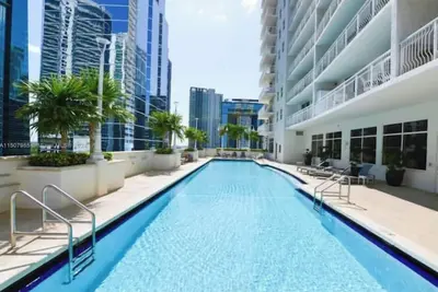 Image de Chic condo with parking, gym, pool and great view\n\n