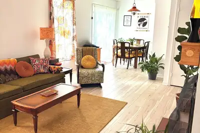 Image de Groovy stay in Durham! Pets stay Free in Dec & Jan!