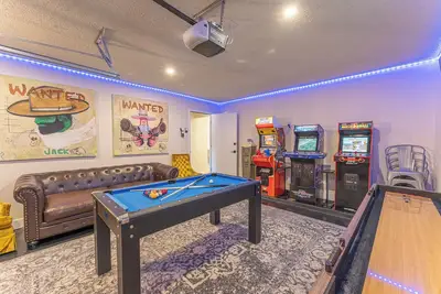 Image de Party Pad! Sleeps 18, Arcade, Turf Sport Court, Stock Tank Pool, Heart of Atx!