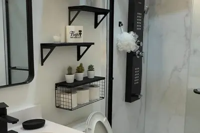 Image de Cozy Stylish 2 Bedroom renovated with Yard Access