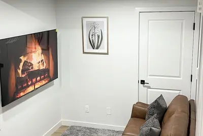 Image de Auggies Place: New Cozy Urban Retreat! Sleeps 4