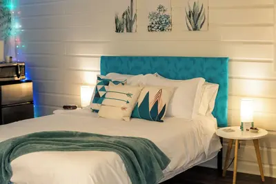 Image de Private Comfy Studio w wifi, private patio, workspace in convient location