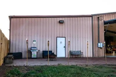 Image de Buffalo airport Fly Inn. 2 bedroom inside a airplane hangar!