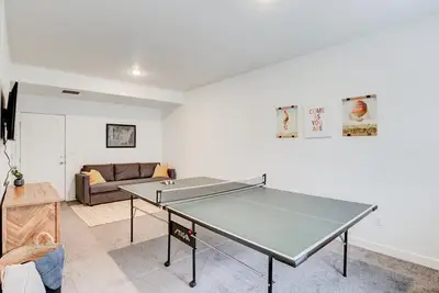 Image de Garage, Game Room, King Bed!