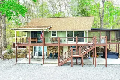 Image de A Shore Thing - no steps to dock! Hot tub, fire pit ~ Sleeps 22 ~