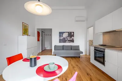 Image de Modern 53 sqm apartment, for up to 4 people, located on the first floor of a period building with lift (Not suitable for disabled people - some steps to access). The property is located in a residential area characterized by all the main services near Ca