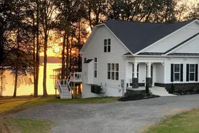 Image de Hgtv Inspired Lakefront Home With Private Beach & Boathouse