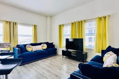 Downtown Penthouse Suite w/view