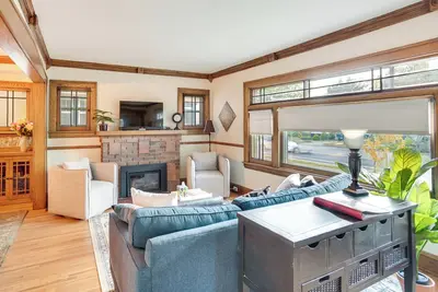 Image de 5 Mi to Mall of America: South Minneapolis Home