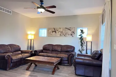 Image de Modern 4-bedroom house. \nNear Aurora Medical - Perfect for Travel Nurses! \n