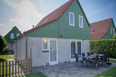 Image de Maison de vacances à Zeeland avec jardin