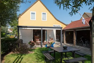 Image de Maison de vacances à Zeeland avec jardin