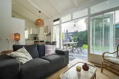 This romantic holiday home is located in the middle part of the quiet and green park Toekomst in the middle of the Kop van Goeree