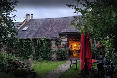 Image de Maison au pied du puy de dôme située dans la chaine des puys proche de Vulcania.