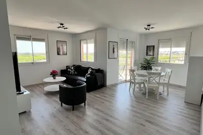 Image de Modern, Spacious 3bd/2ba Apt, 15 Mins to Valencia, WiFi, Ac, Parking, Elevator