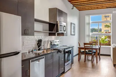 Image de Brand New Condo Steps from Bremerton Ferry