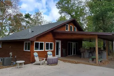 Three Bear Hideaway - Spacious 2 bed + Loft cabin in relaxing, convenient spot!