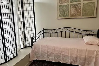 Image de New Haven Studio apartment with 2 bedrooms. Dwtwn. Near Eatries & Entertainment.