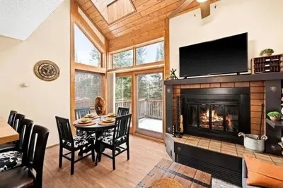 Image de Ski in Ski out Lutsen Townhome Pool Fitness Sauna and more