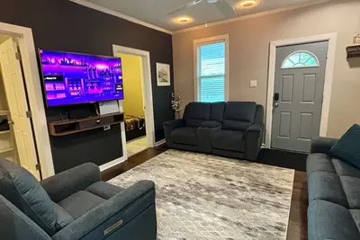 Image de Charming 2-bedroom unit in serene Hamtramck, minutes from down town Detroit