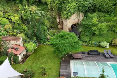 Image de Les Trois Grottes, piscine extérieure chauffée toute l'année, 7 chambres.