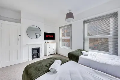 Image de Beautiful House • Sleeps 7 • Central Location • Smart TVs • Free Parking