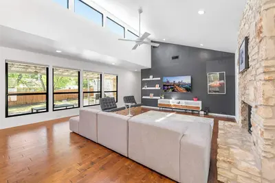 Image de Close to Domain, Dt, Shopping | Chic & Serene | 3br